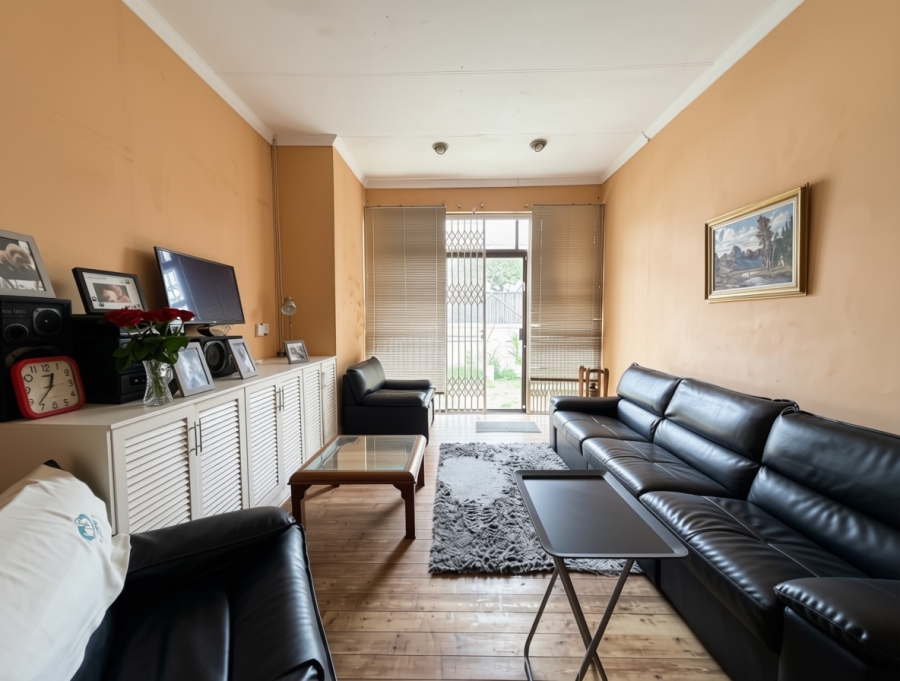 2 Bedroom Property for Sale in Vredehoek Western Cape